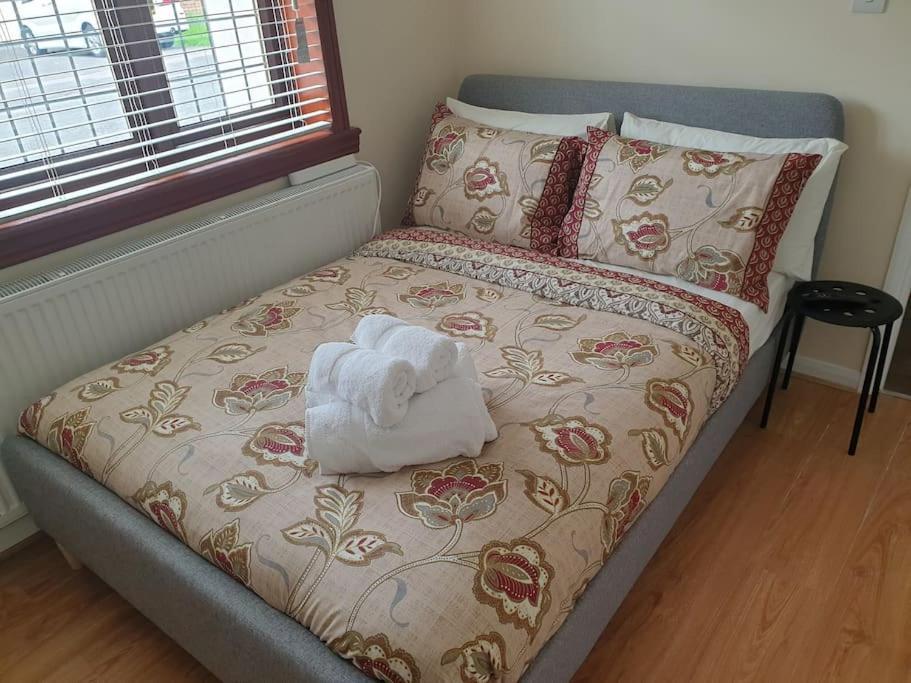 London Luxury 6 Bedroom Family House Sleeps 12 People Parking For 4 Cars Close To Tube. Chigwell Exterior foto