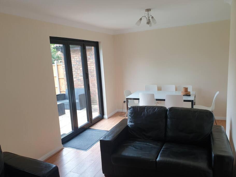 London Luxury 6 Bedroom Family House Sleeps 12 People Parking For 4 Cars Close To Tube. Chigwell Exterior foto