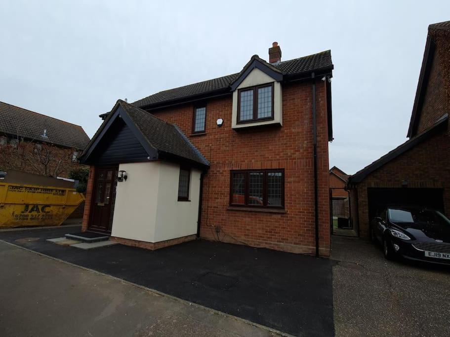 London Luxury 6 Bedroom Family House Sleeps 12 People Parking For 4 Cars Close To Tube. Chigwell Exterior foto