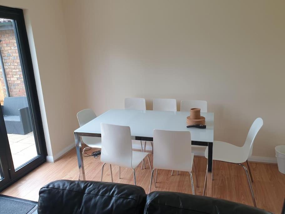 London Luxury 6 Bedroom Family House Sleeps 12 People Parking For 4 Cars Close To Tube. Chigwell Exterior foto