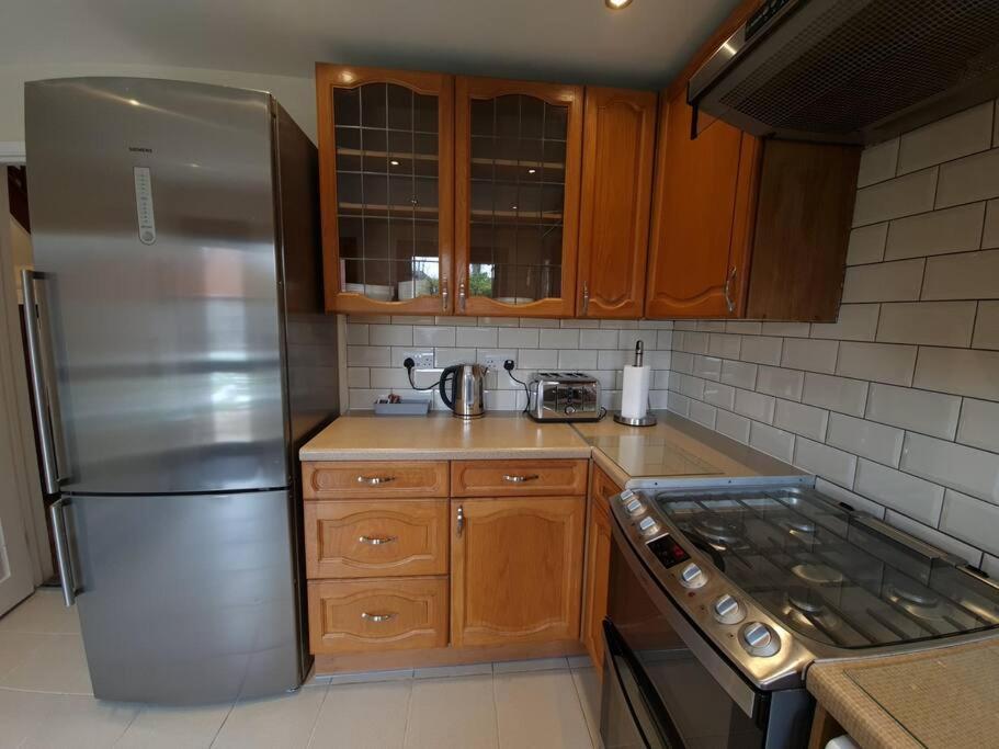 London Luxury 6 Bedroom Family House Sleeps 12 People Parking For 4 Cars Close To Tube. Chigwell Exterior foto