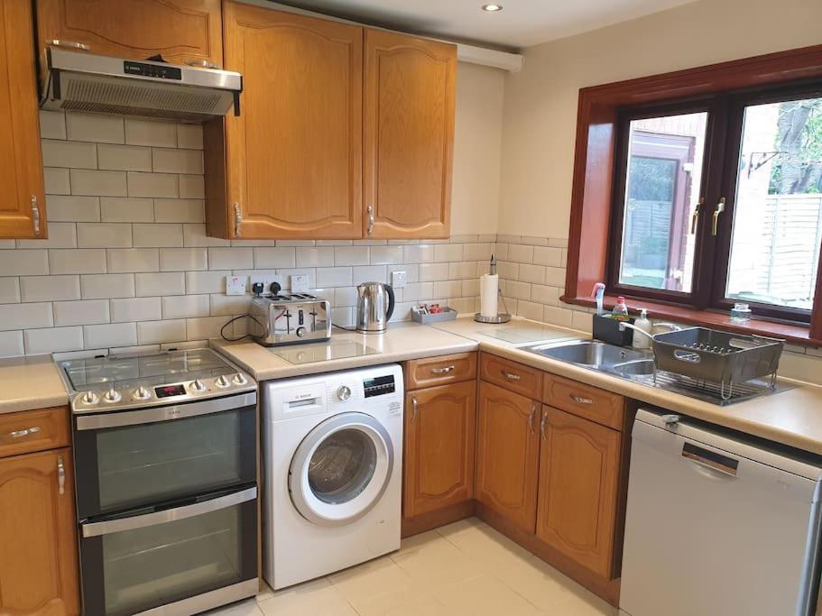 London Luxury 6 Bedroom Family House Sleeps 12 People Parking For 4 Cars Close To Tube. Chigwell Exterior foto