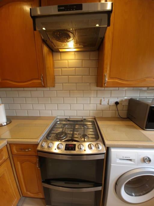 London Luxury 6 Bedroom Family House Sleeps 12 People Parking For 4 Cars Close To Tube. Chigwell Exterior foto
