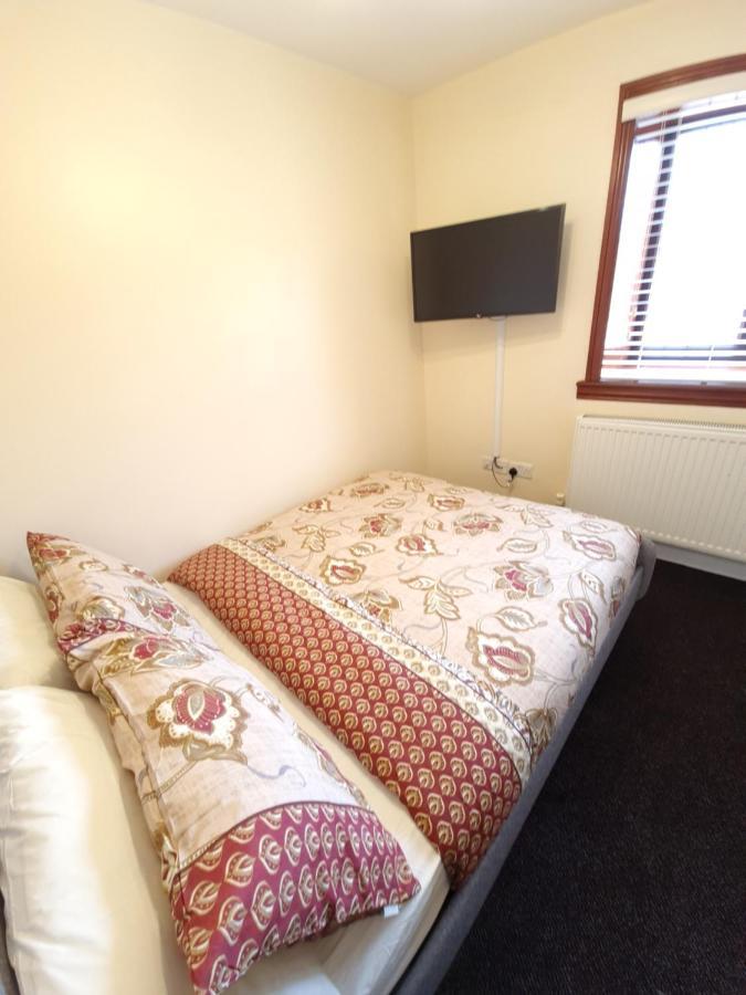 London Luxury 6 Bedroom Family House Sleeps 12 People Parking For 4 Cars Close To Tube. Chigwell Exterior foto