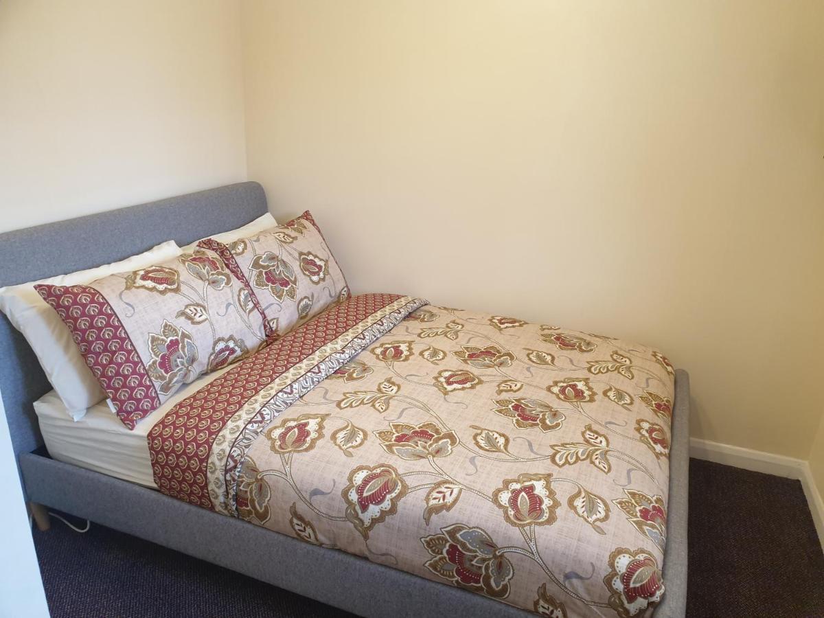 London Luxury 6 Bedroom Family House Sleeps 12 People Parking For 4 Cars Close To Tube. Chigwell Exterior foto