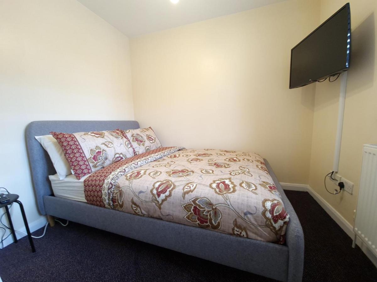 London Luxury 6 Bedroom Family House Sleeps 12 People Parking For 4 Cars Close To Tube. Chigwell Exterior foto